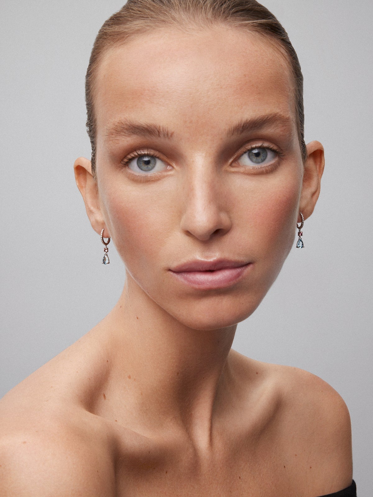 Pendientes de aro con colgante de oro blanco de 18K con aguamarina y turmalina