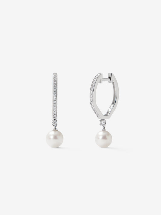 Pendientes de aro de oro blanco de 18K con colagante de perla akoya y 32 diamantes en talla brillante con un total de 0,19 cts