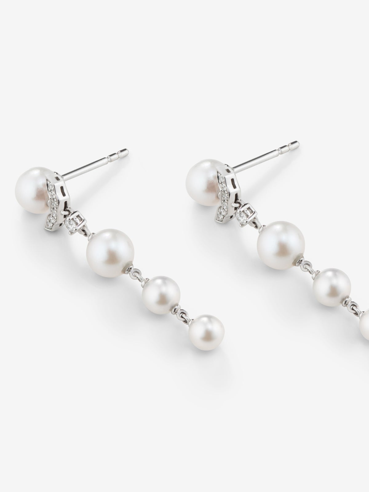 Pendientes largos de oro blanco de 18k con perlas Akoya y diamantes