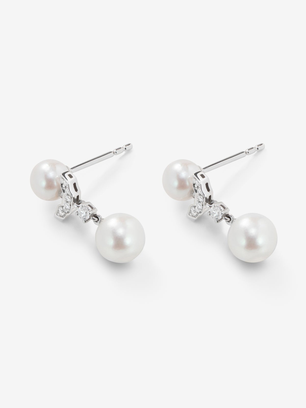 Pendientes de oro blanco de 18K con 2 perlas akoya y 14 diamantes en talla brillante con un total de 0,09 cts
