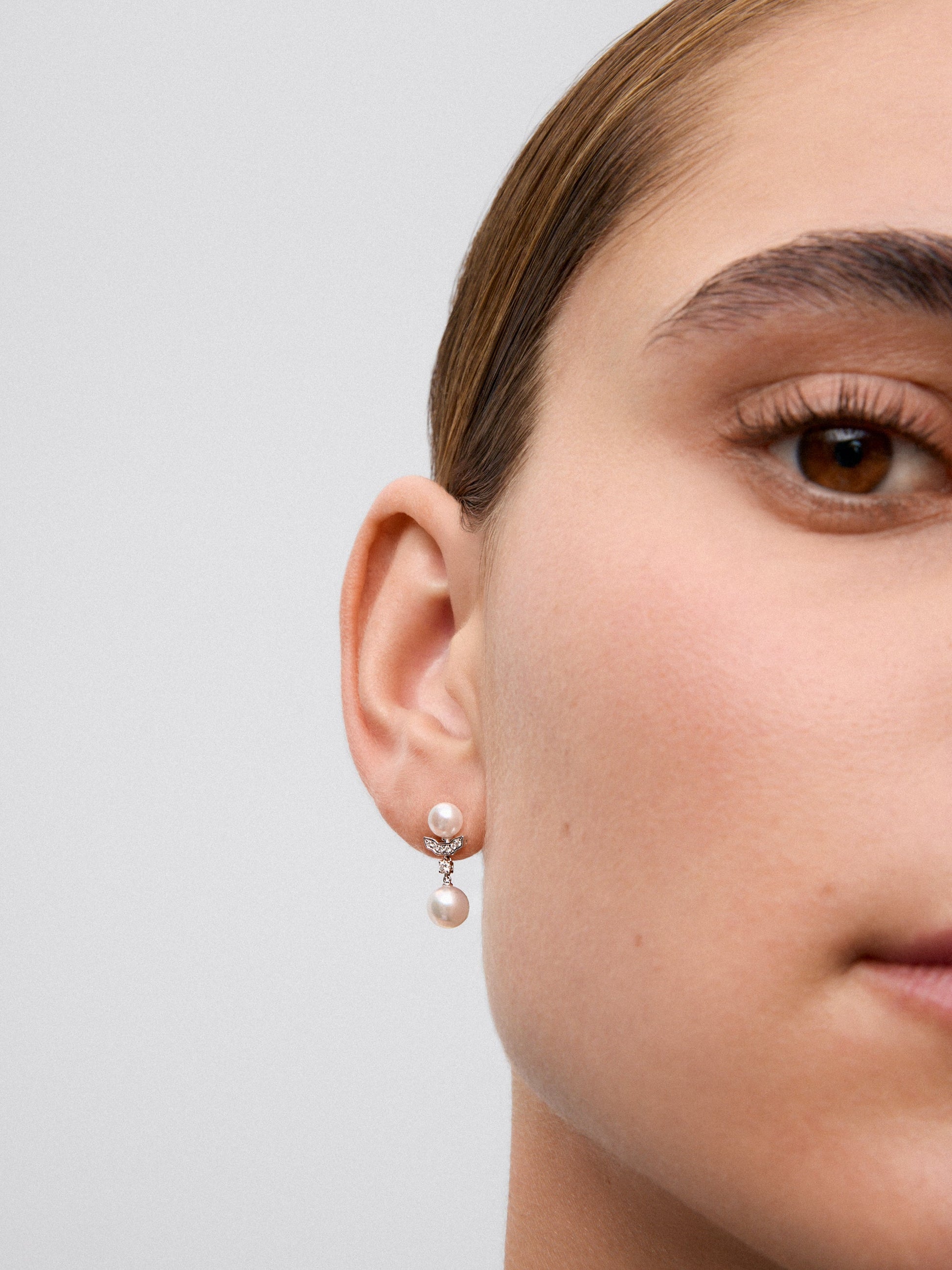 Pendientes de oro blanco de 18K con 2 perlas akoya y 14 diamantes en talla brillante con un total de 0,09 cts