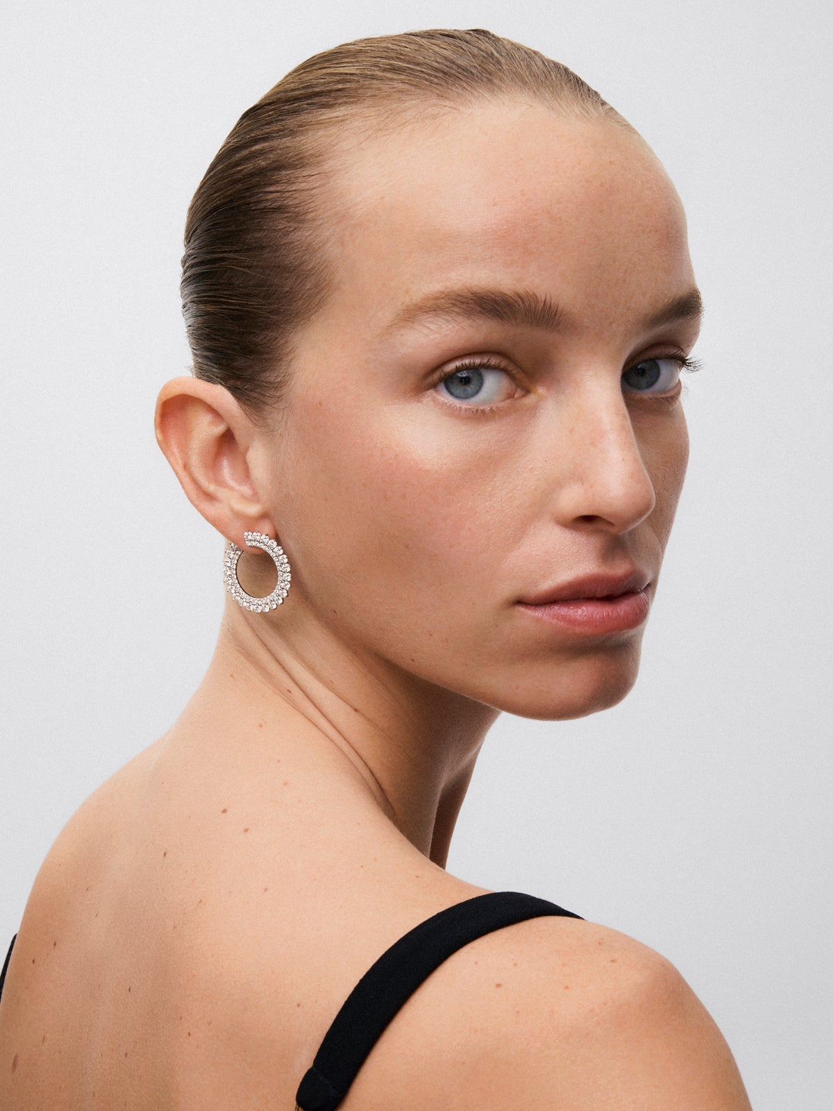 Pendientes de aro de oro blanco de 18K con 118 diamantes en talla brillante con un total de 6,4 cts