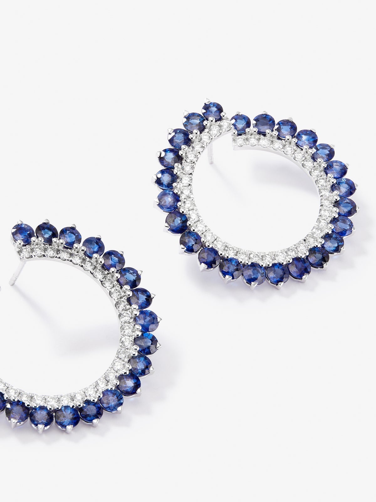 Pendientes de aro de oro blanco de 18K con zafiros azules en talla brillante de 7,17 cts y diamantes en talla brillante de 1,21 cts