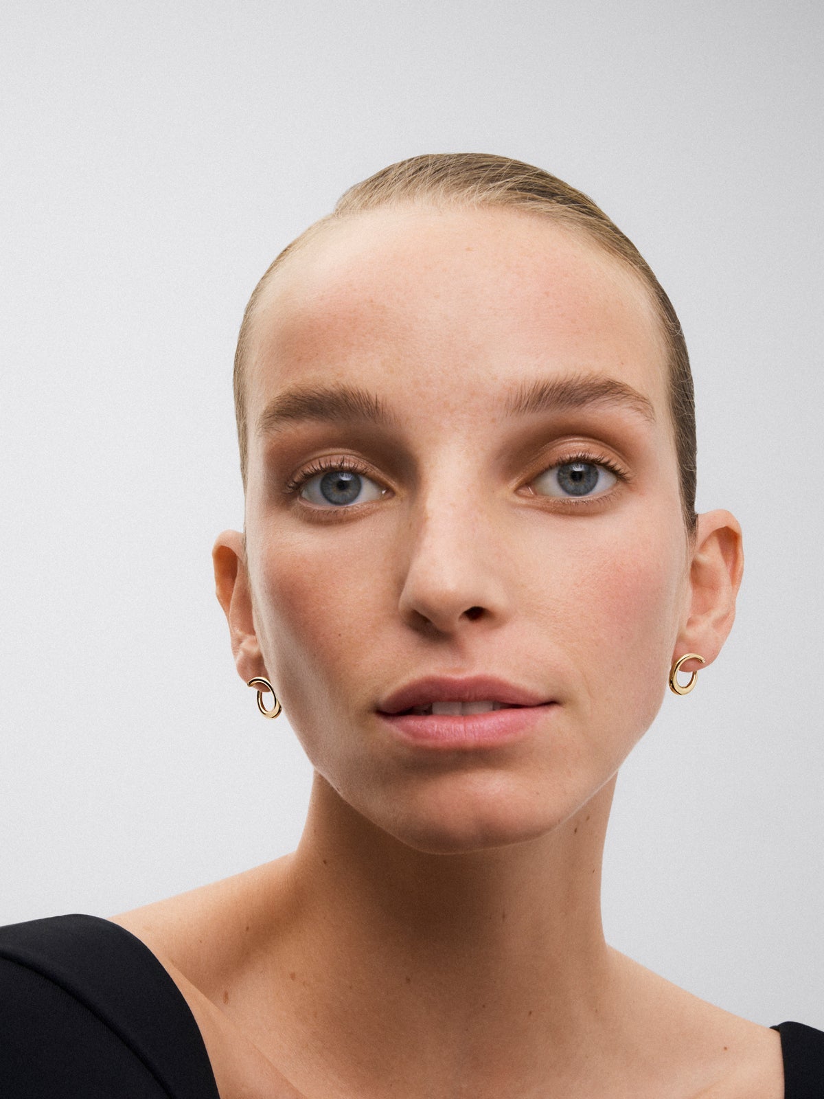 Pendientes aro liso pequeño de oro amarillo de 18K con diamante