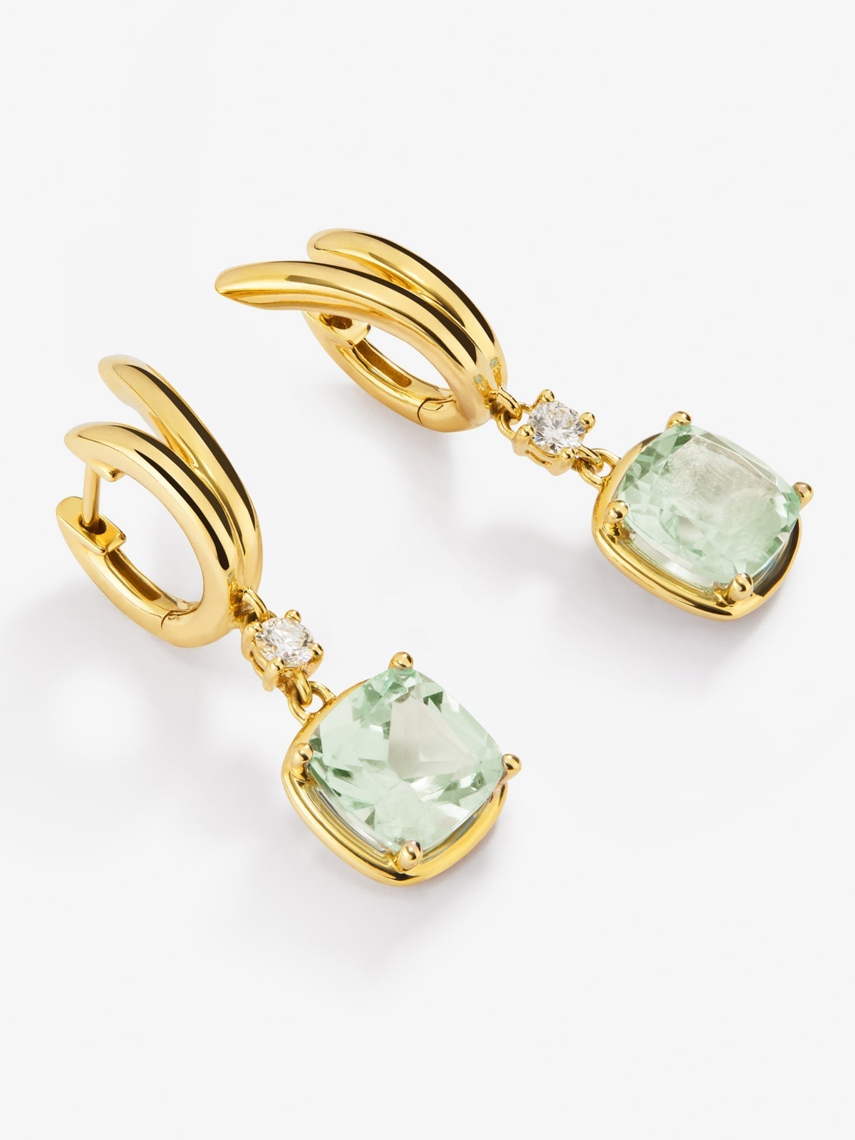 Pendientes de oro amarillo de 18K con 2 amatistas verdes en talla cushion con un total de 6,4 cts y 2 diamantes en talla brillante con un total de 0,21 cts