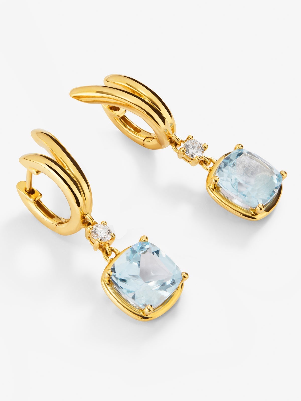 Pendientes de oro amarillo de 18K con topacios azul sky en talla cushion y 2 diamantes en talla brillante con un total de 0,21 cts