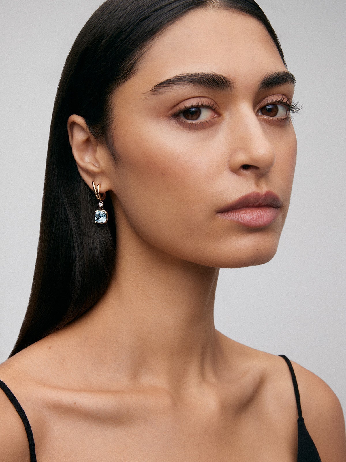 Pendientes de oro amarillo de 18K con topacios azul sky en talla cushion y 2 diamantes en talla brillante con un total de 0,21 cts