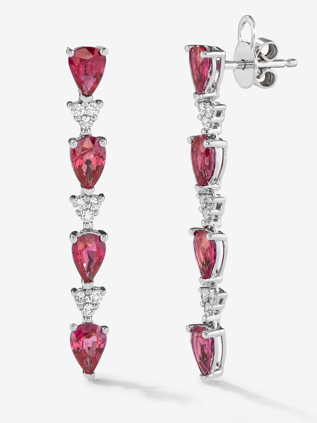 Pendientes de oro blanco de 18K con rubíes rojos en talla pera de 3,68 cts y diamantes blancos en talla brillante de 0,26 cts