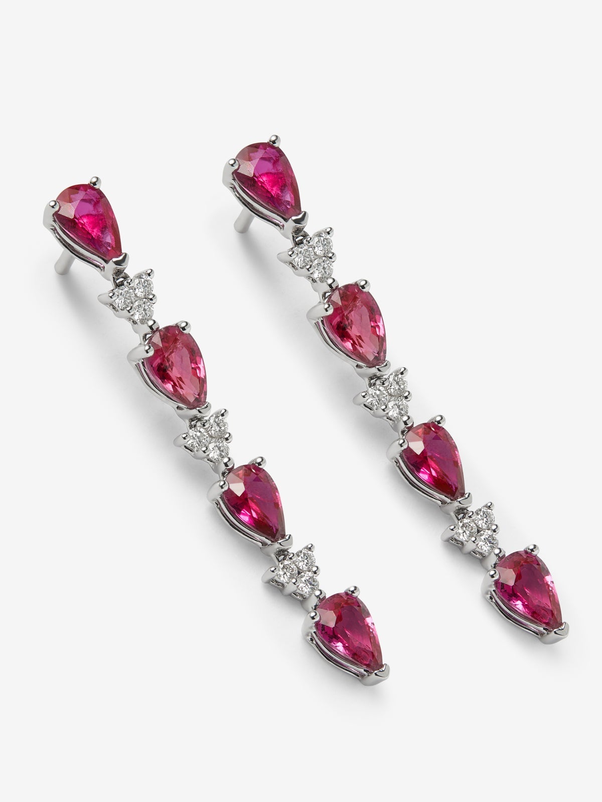 Pendientes de oro blanco de 18K con rubíes rojos en talla pera de 3,68 cts y diamantes blancos en talla brillante de 0,26 cts