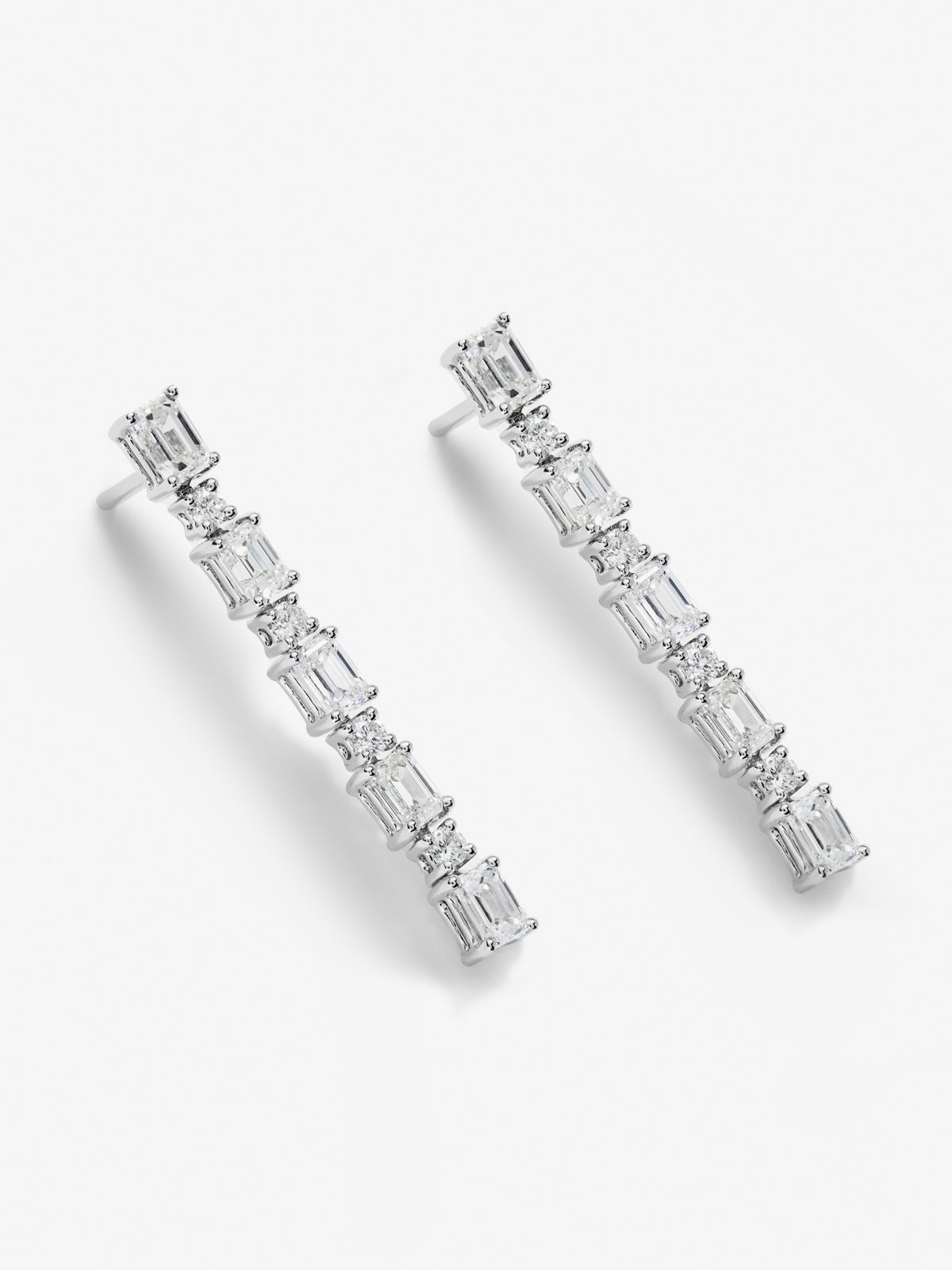Pendientes de oro blanco de 18K con 10 diamantes en talla esmeralda con un total de 2,13 cts y 8 en talla brillante con un total de 0,26 cts