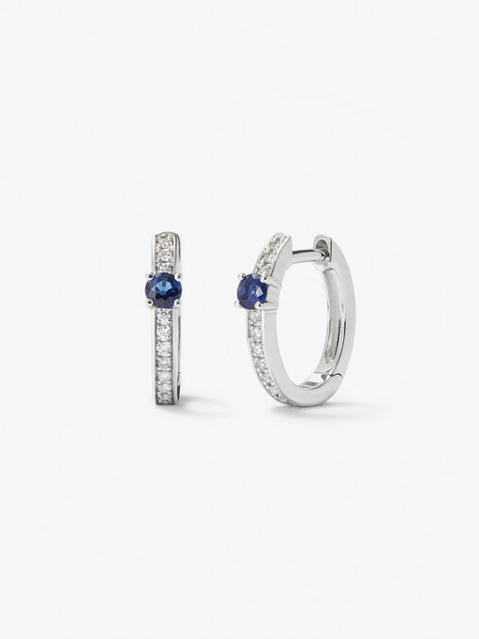 Pendientes de aro de oro blanco de 18K con 2 zafiros azules en talla brillante con un total de 0,15 cts y 26 diamantes en talla brillante con un total de 0,1 cts