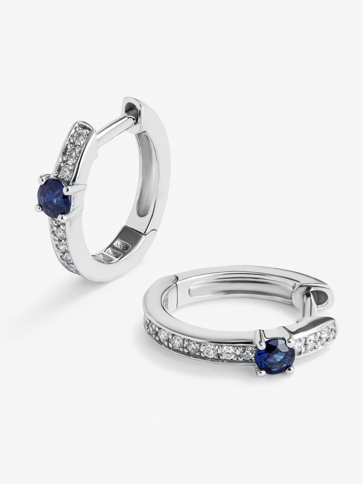 Pendientes de aro de oro blanco de 18K con 2 zafiros azules en talla brillante con un total de 0,15 cts y 26 diamantes en talla brillante con un total de 0,1 cts