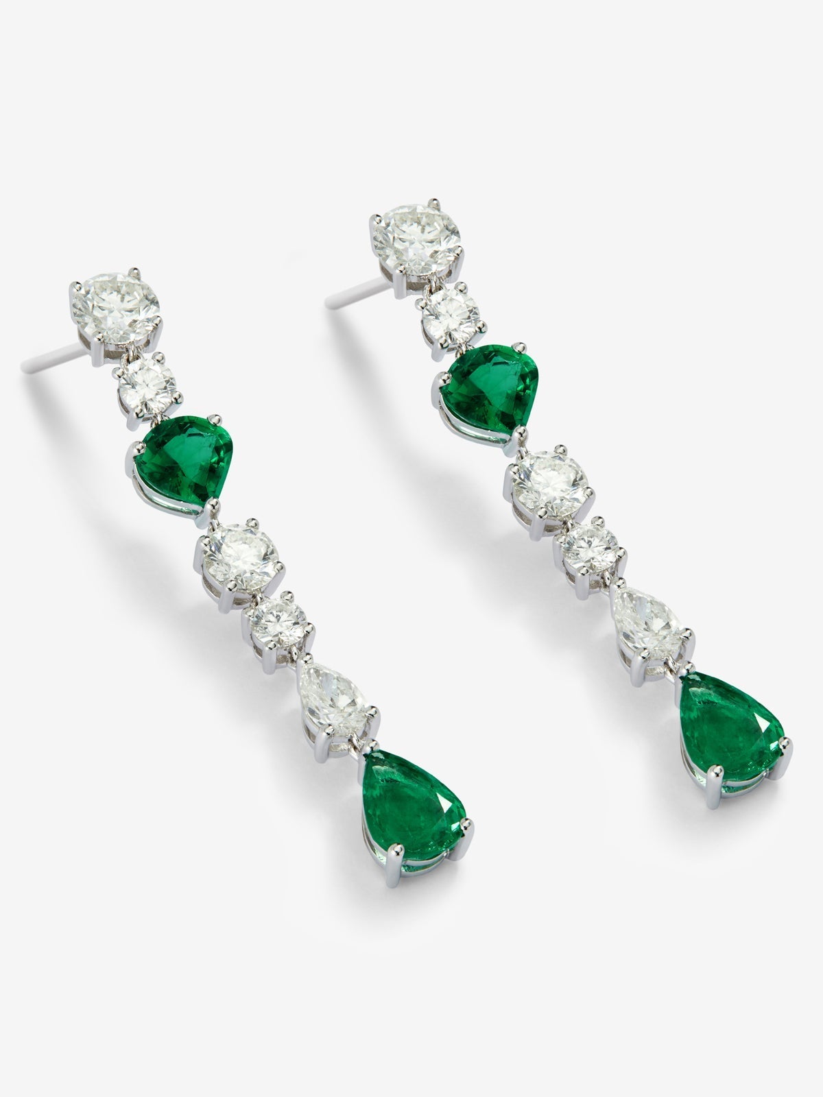 Pendientes de oro blanco de 18K con esmeraldas verdes en talla pera de 3,3 cts y diamantes blancos en talla pera y brillante de 2,15 cts