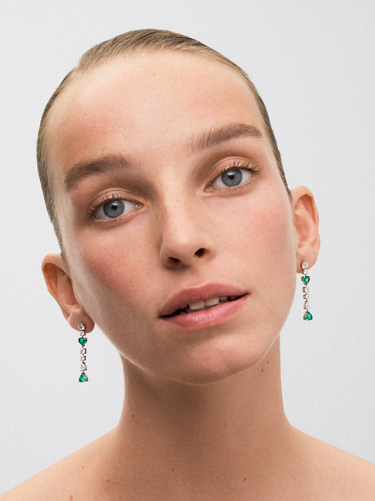 18K white gold pending with green emeralds in 1.91 cts and white diamonds in pear and bright diamonds of 1.93 cts