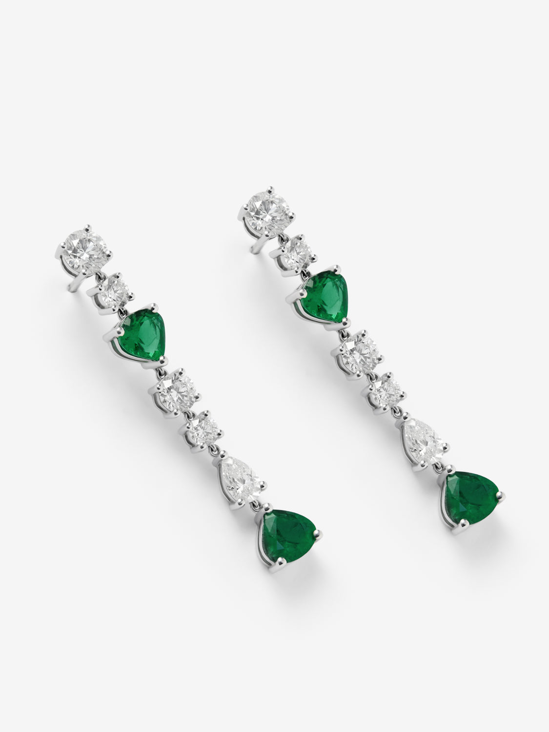 18K white gold pending with green emeralds in 1.91 cts and white diamonds in pear and bright diamonds of 1.93 cts
