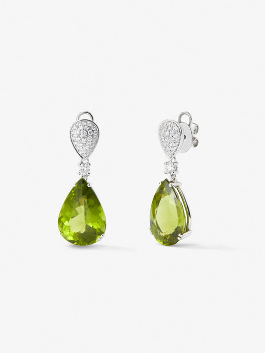 Pendientes de oro blanco de 18K con 56 diamantes en talla brillante con un total de 0,55 cts y 2 peridotos verdes en talla pera con un total de 31,02 cts