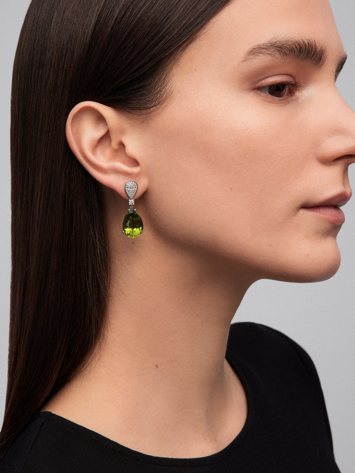 Pendientes de oro blanco de 18K con 56 diamantes en talla brillante con un total de 0,55 cts y 2 peridotos verdes en talla pera con un total de 31,02 cts