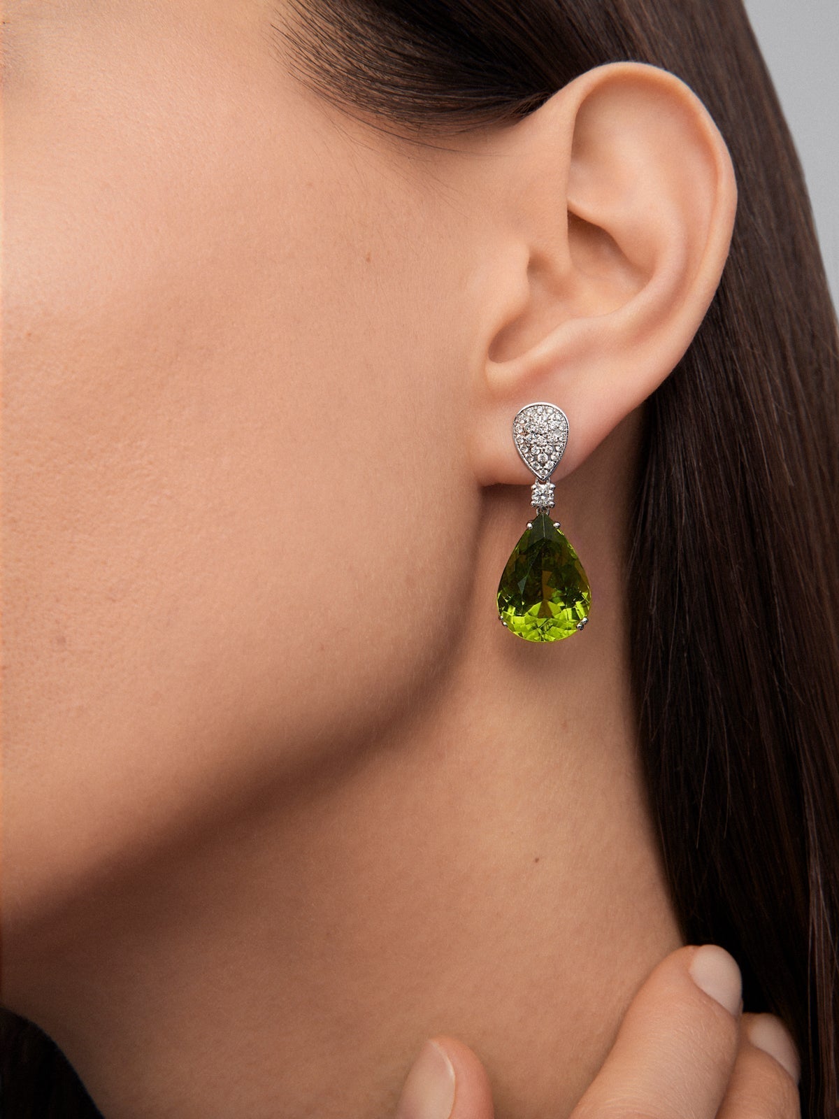 Pendientes de oro blanco de 18K con 56 diamantes en talla brillante con un total de 0,55 cts y 2 peridotos verdes en talla pera con un total de 31,02 cts