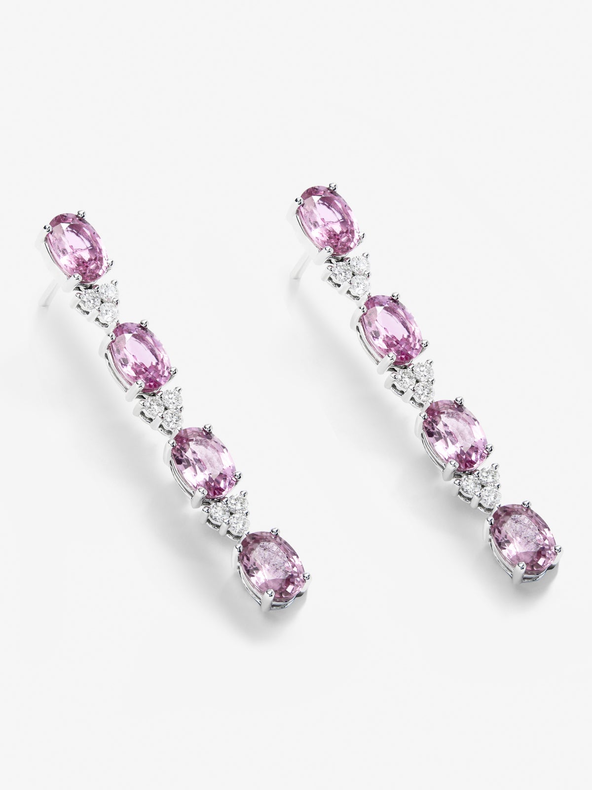 Pendientes de oro blanco de 18K con 8 zafiros rosas en talla oval con un total de 7,59 cts y 18 diamantes en talla brillante con un total de 0,51 cts