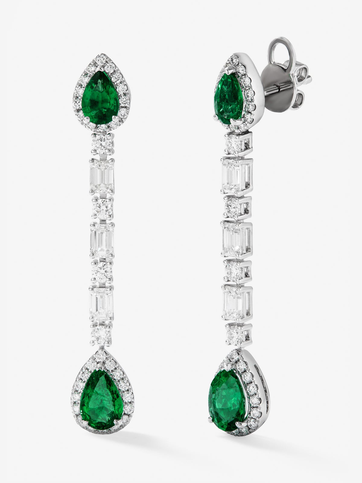 Pendientes de oro blanco de 18K con esmeraldas verdes en talla pera de 2,06 cts y diamantes blancos en talla esmeralda y brillante de 2,04 cts