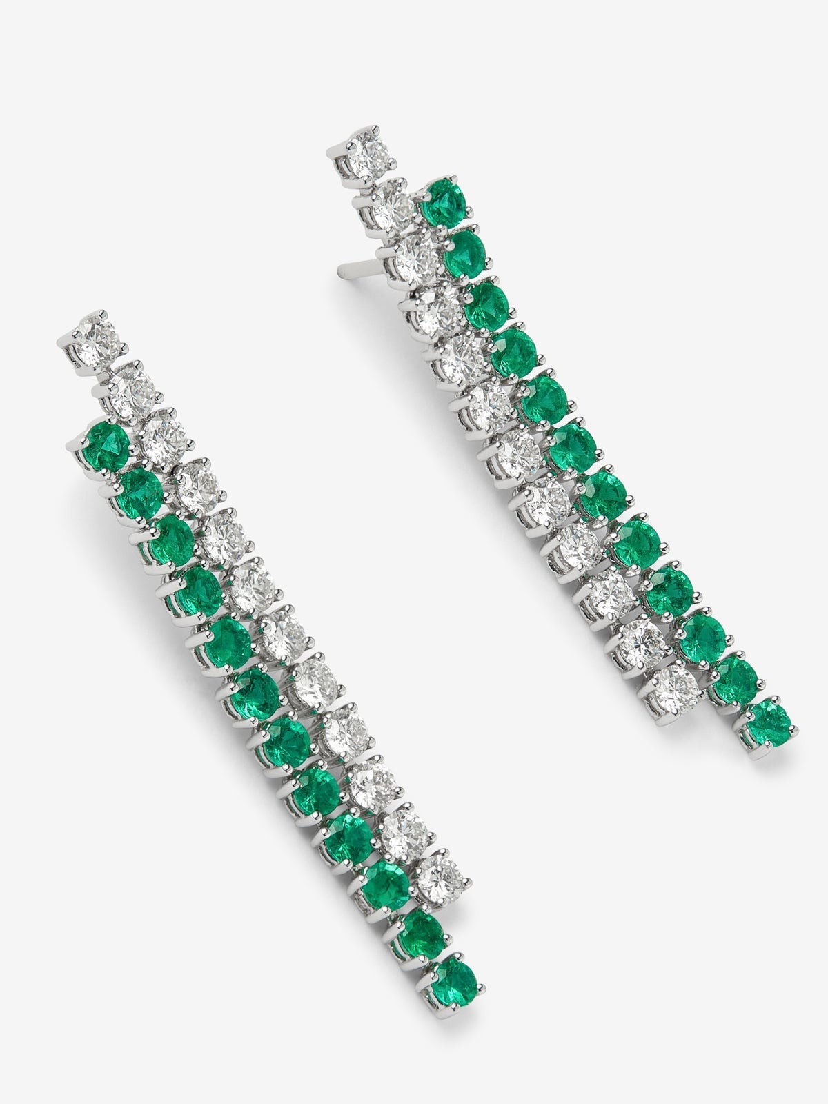Pendientes de oro blanco de 18K con esmeraldas verdes en talla brillante de 2,21 cts y diamantes blancos en talla brillante de 2,57 cts