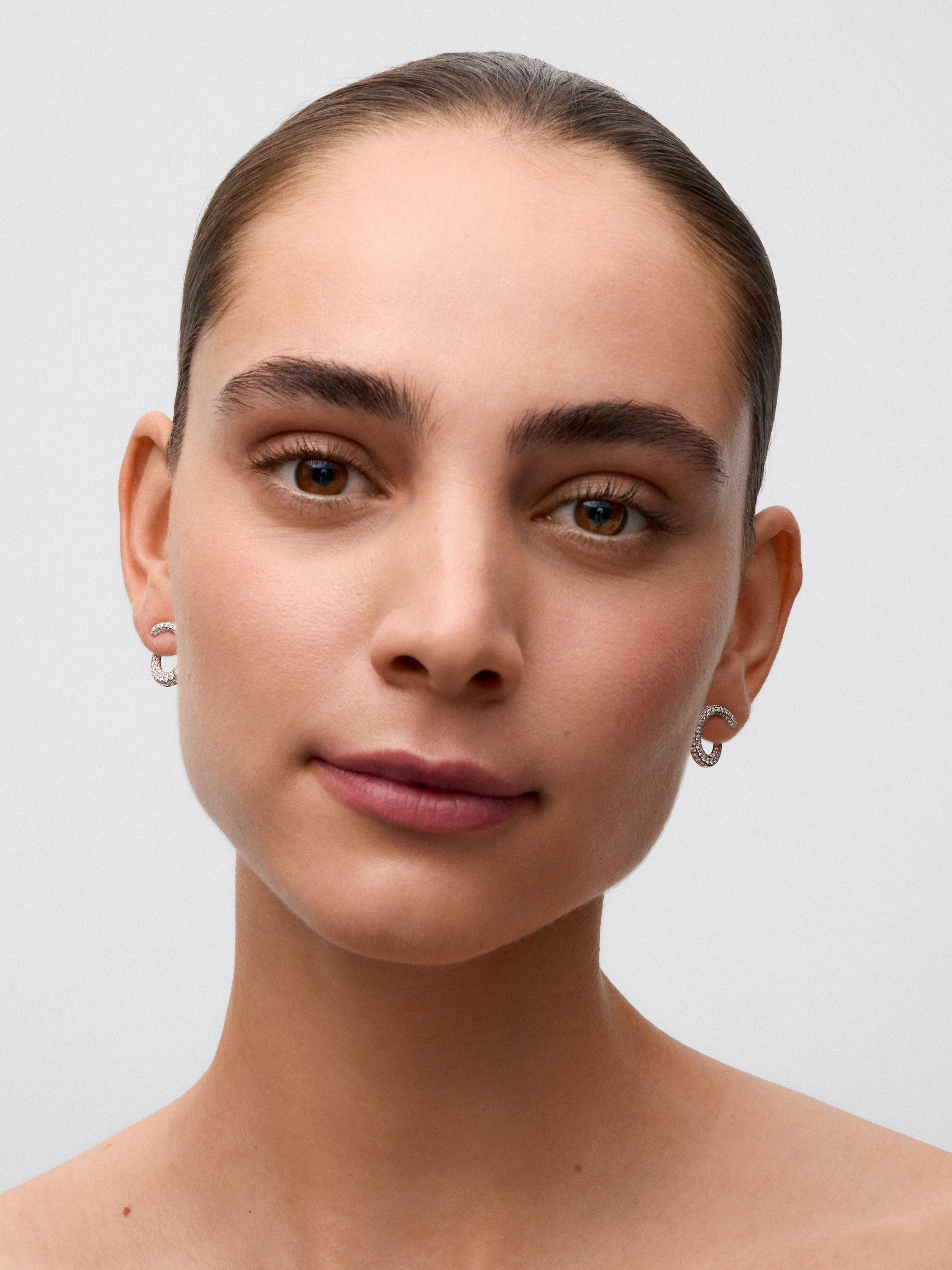 Pendientes de aro abiertos pequeños de oro blanco de 18K con pavé de diamantes