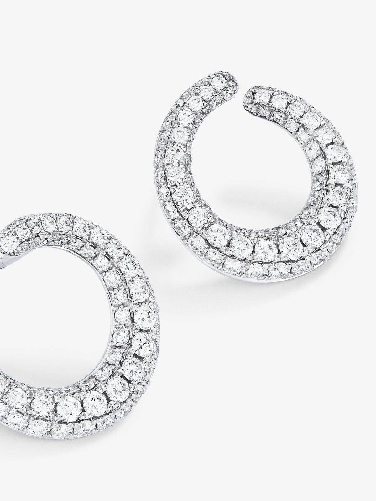 Pendientes de aro abiertos pequeños de oro blanco de 18K con pavé de diamantes