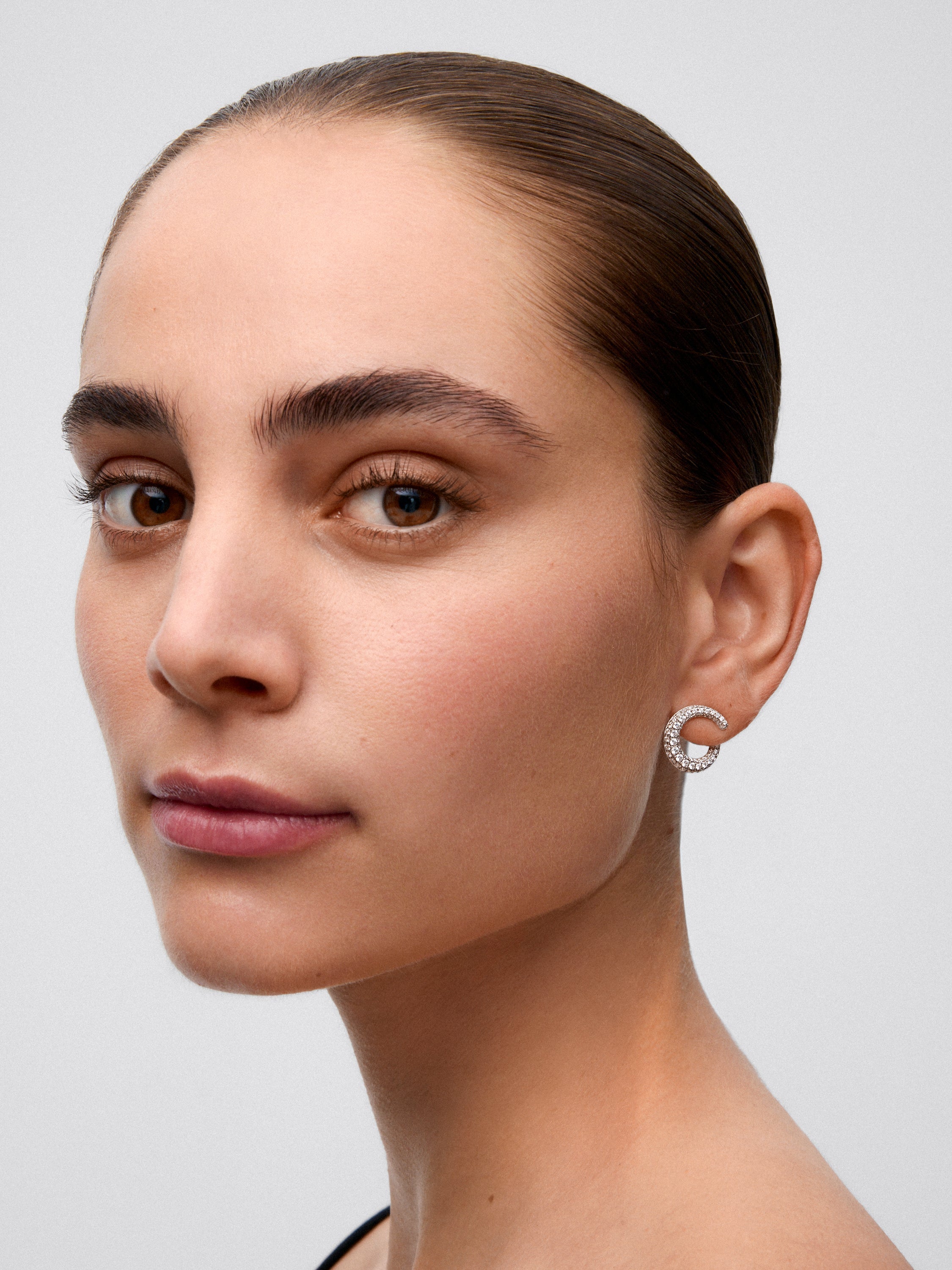 Pendientes de aro abiertos pequeños de oro blanco de 18K con pavé de diamantes