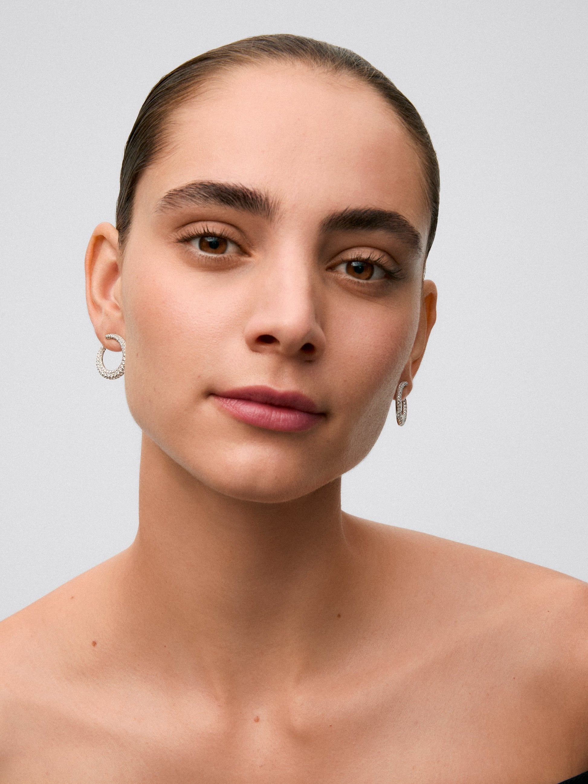 Pendientes de aro abiertos medianos de oro blanco de 18K con pavé de diamantes en talla brillante 2,13 cts