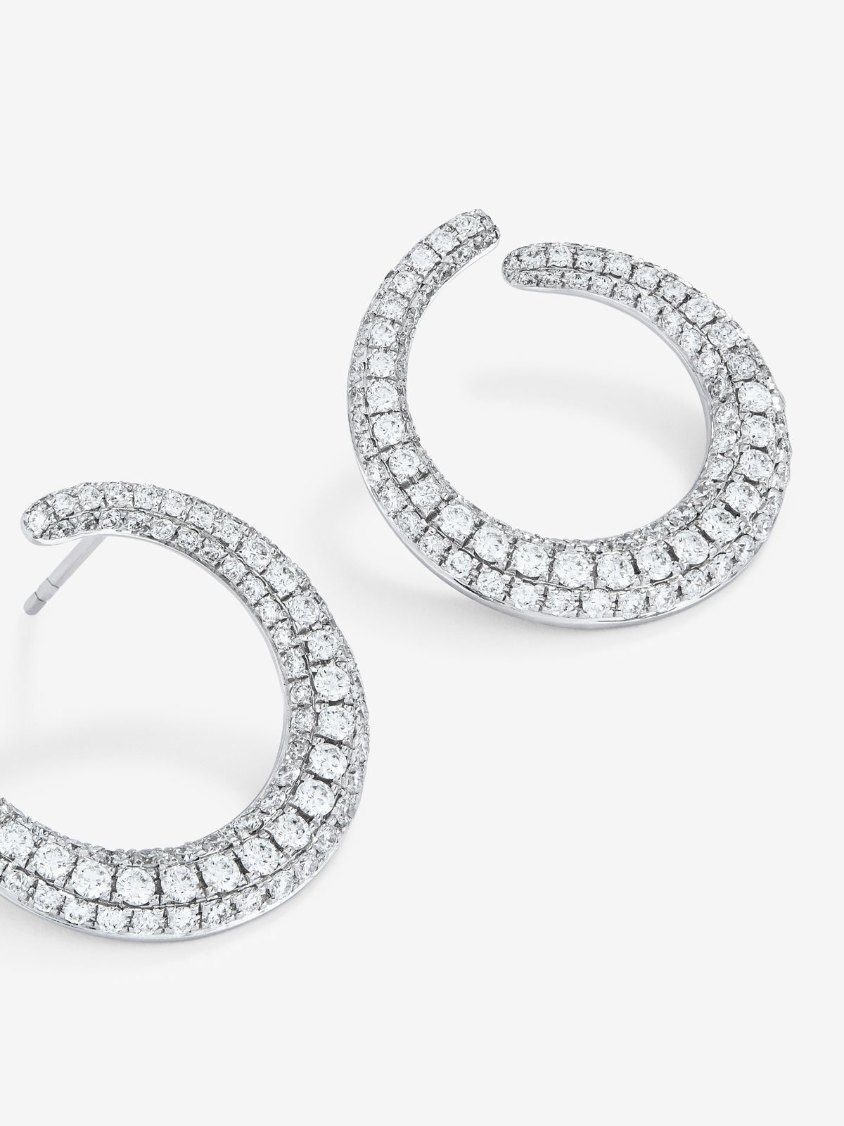 Pendientes de aro abiertos medianos de oro blanco de 18K con pavé de diamantes en talla brillante 2,13 cts