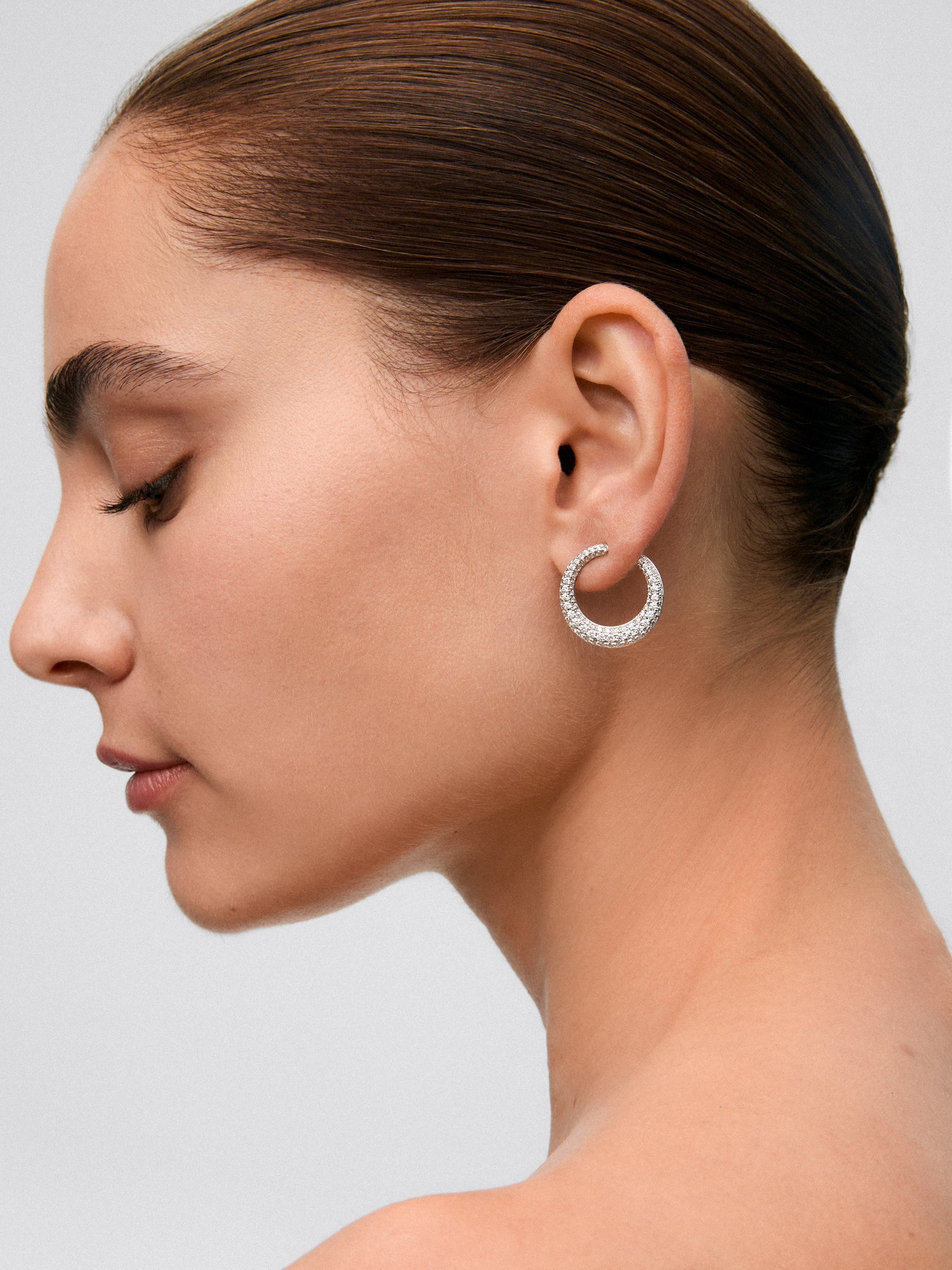 Pendientes de aro abiertos medianos de oro blanco de 18K con pavé de diamantes en talla brillante 2,13 cts