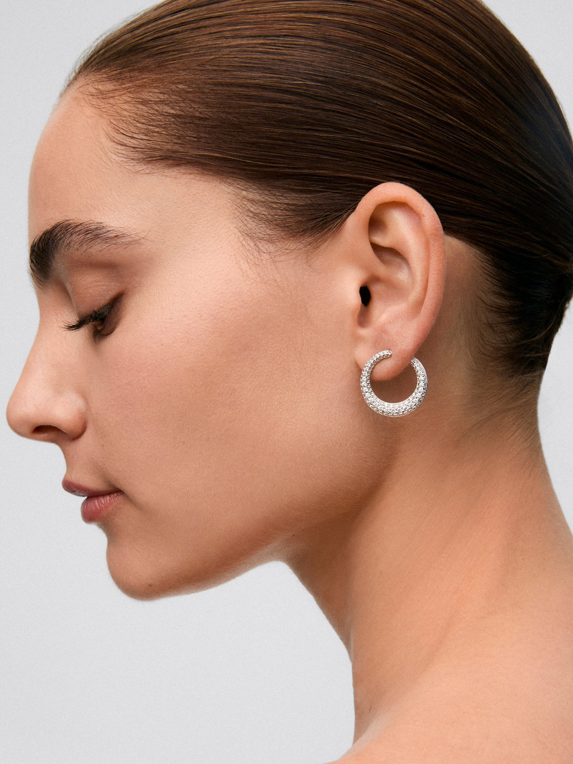 Pendientes de aro abiertos medianos de oro blanco de 18K con pavé de diamantes en talla brillante 2,13 cts