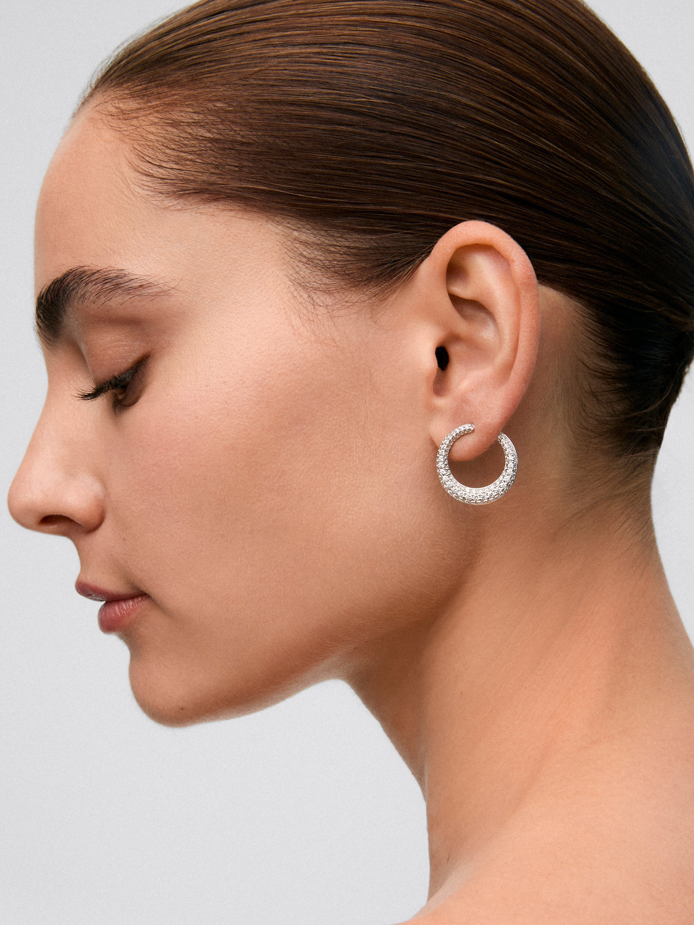 Pendientes de aro abiertos medianos de oro blanco de 18K con pavé de diamantes en talla brillante 2,13 cts