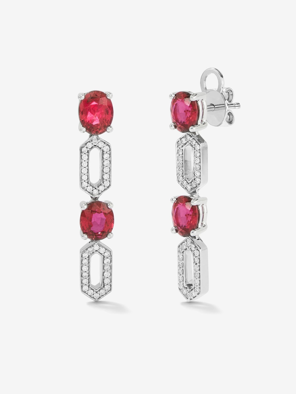 Pendientes de oro blanco de 18K con rubíes rojos en talla oval de 3 cts y diamantes blancos en talla brillante de 0,18 cts