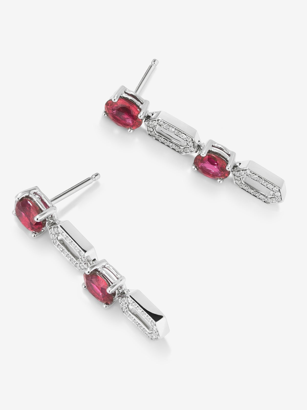 Pendientes de oro blanco de 18K con rubíes rojos en talla oval de 3 cts y diamantes blancos en talla brillante de 0,18 cts