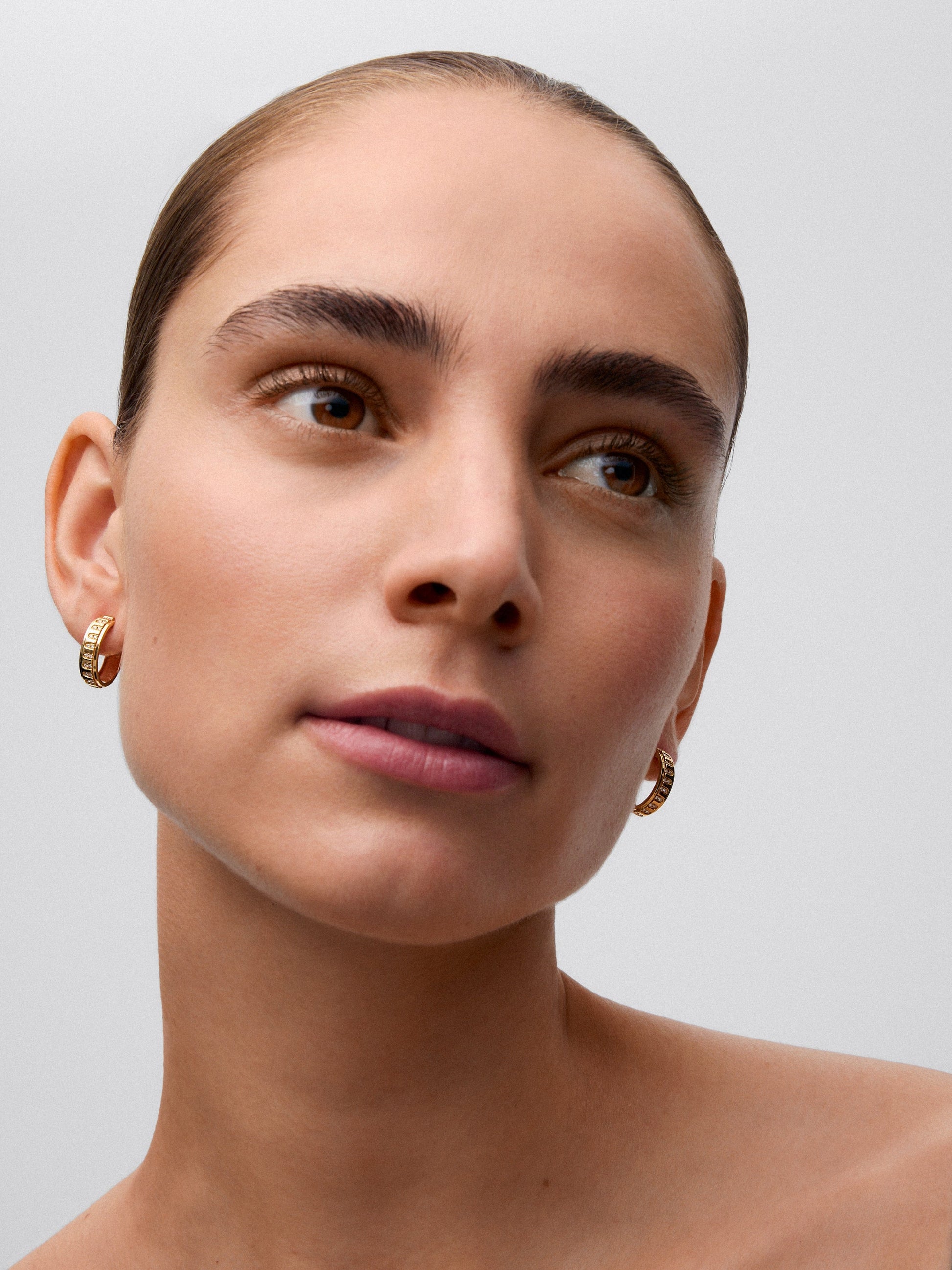 Pendientes de aro de oro amarillo de 18K con 40 diamantes en talla brillante con un total de 0,18 cts