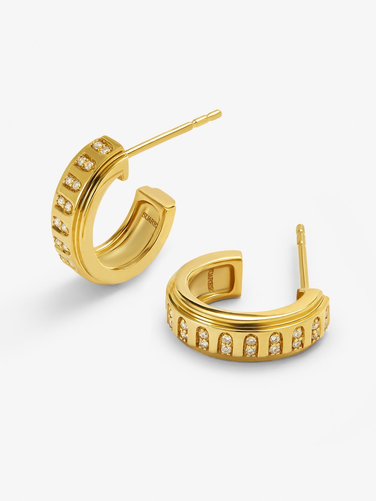 Pendientes de aro de oro amarillo de 18K con 40 diamantes en talla brillante con un total de 0,18 cts