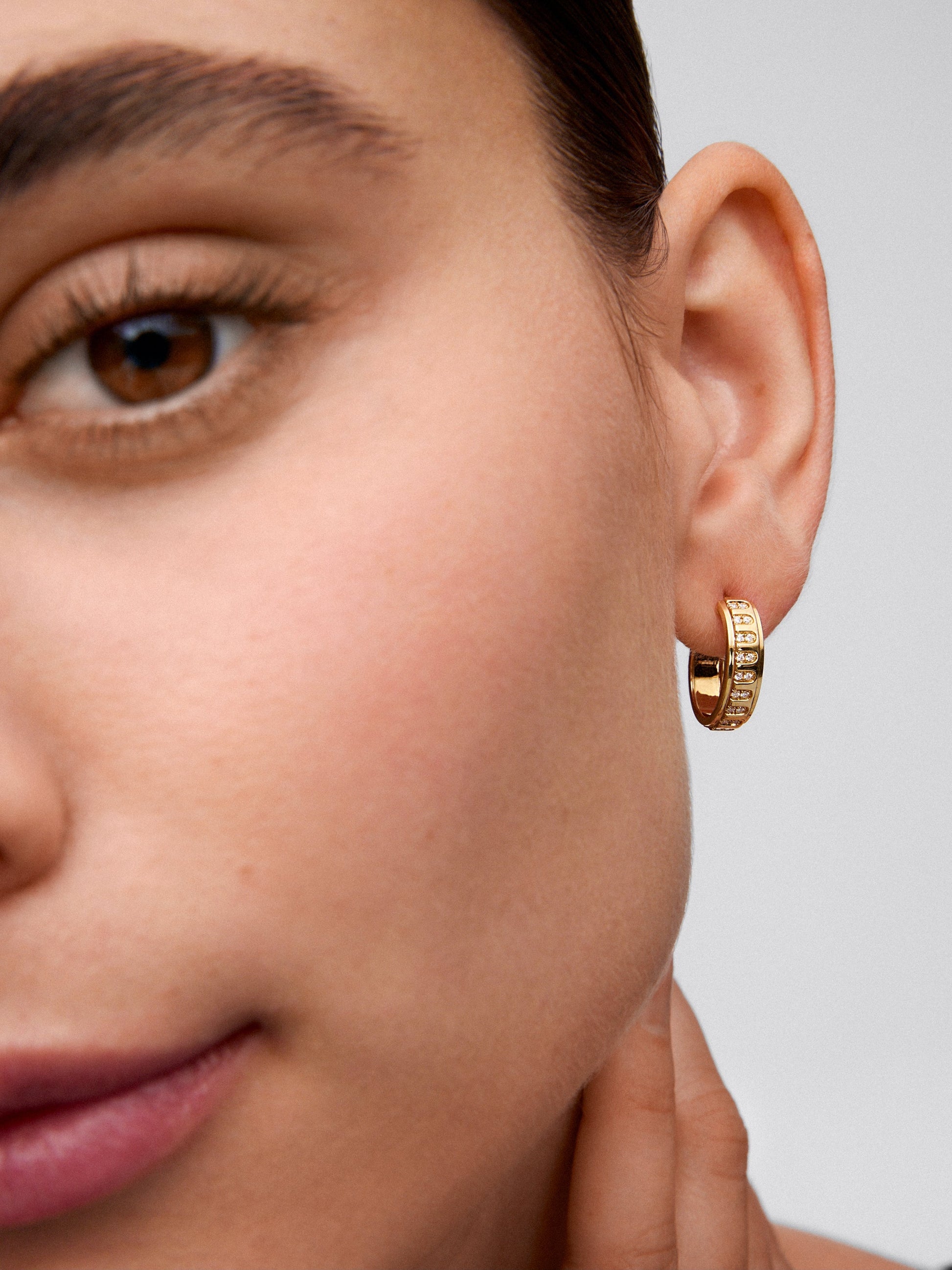 Pendientes de aro de oro amarillo de 18K con 40 diamantes en talla brillante con un total de 0,18 cts