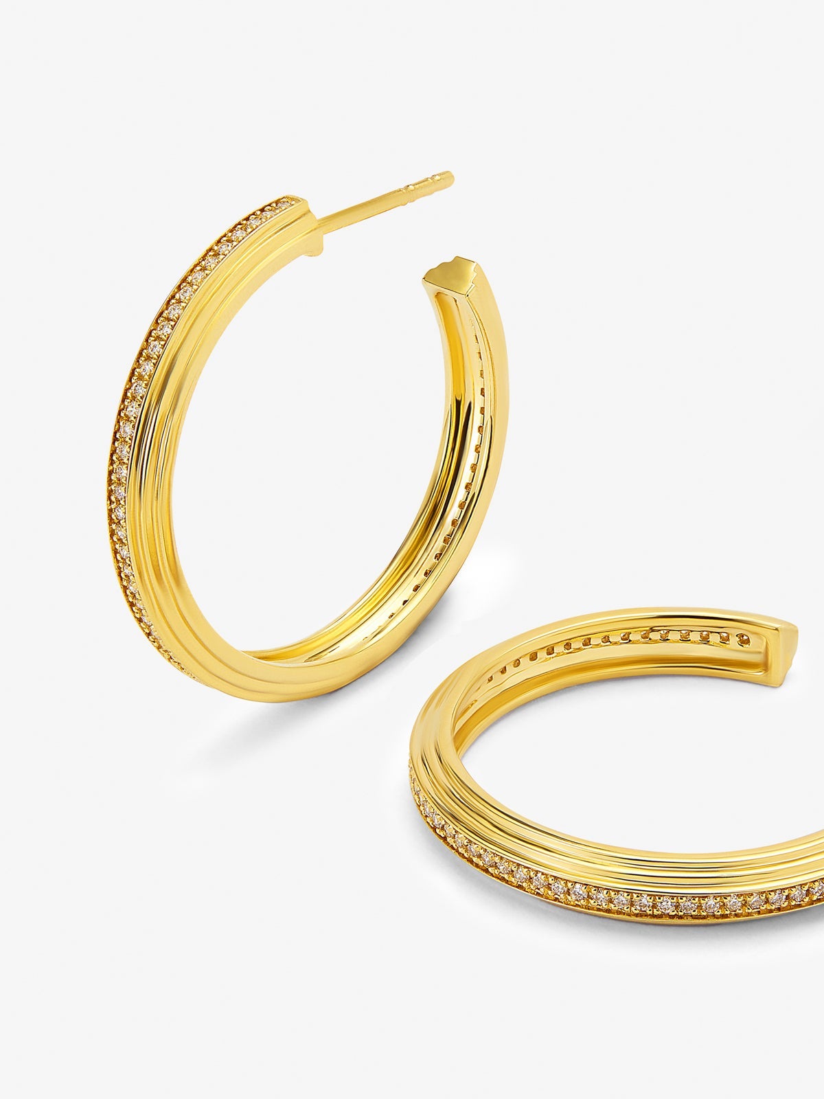 Pendientes de aro de oro amarillo de 18K con 124 diamantes en talla brillante con un total de 0,3 cts