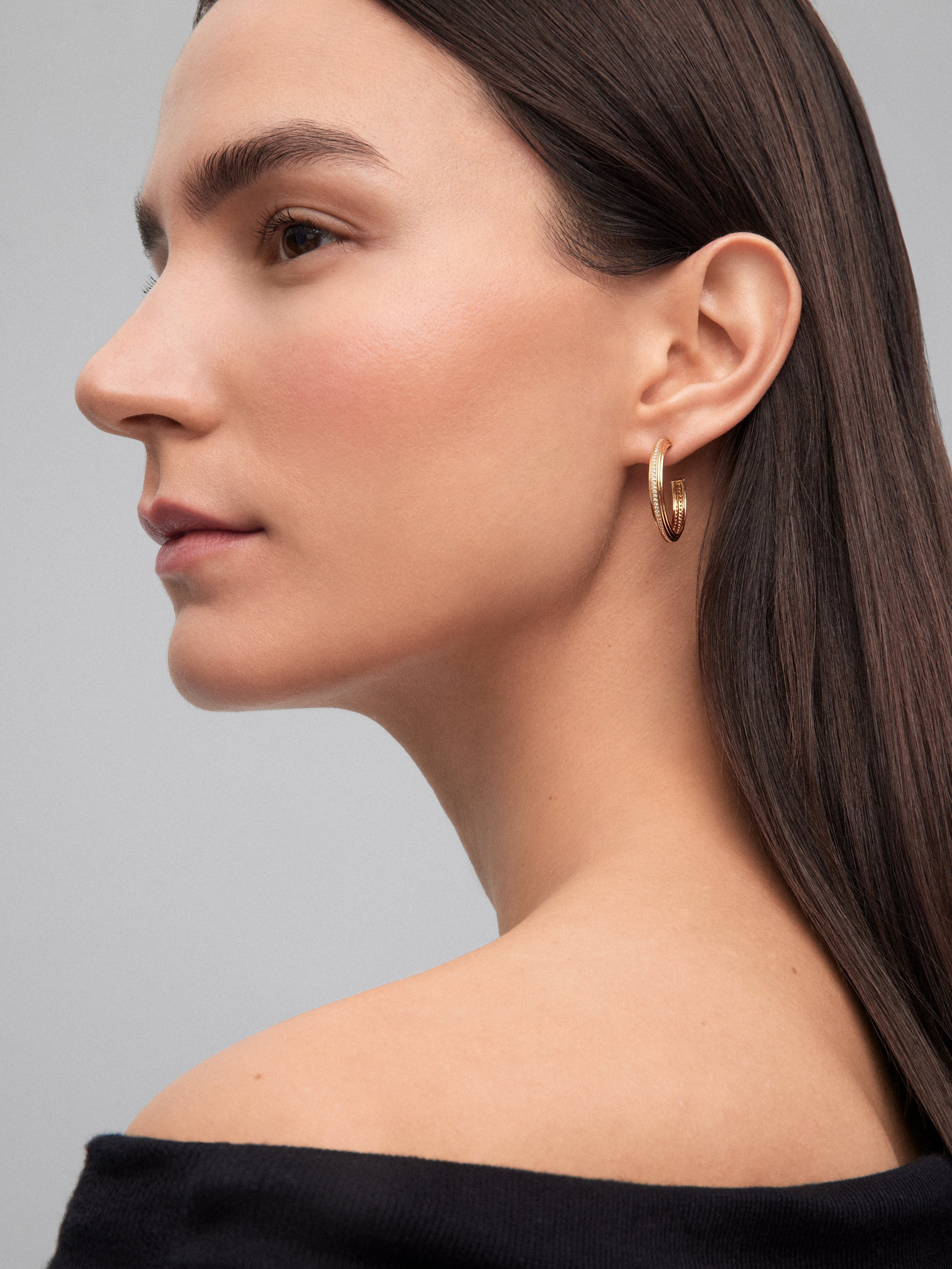 Pendientes de aro de oro amarillo de 18K con 124 diamantes en talla brillante con un total de 0,3 cts
