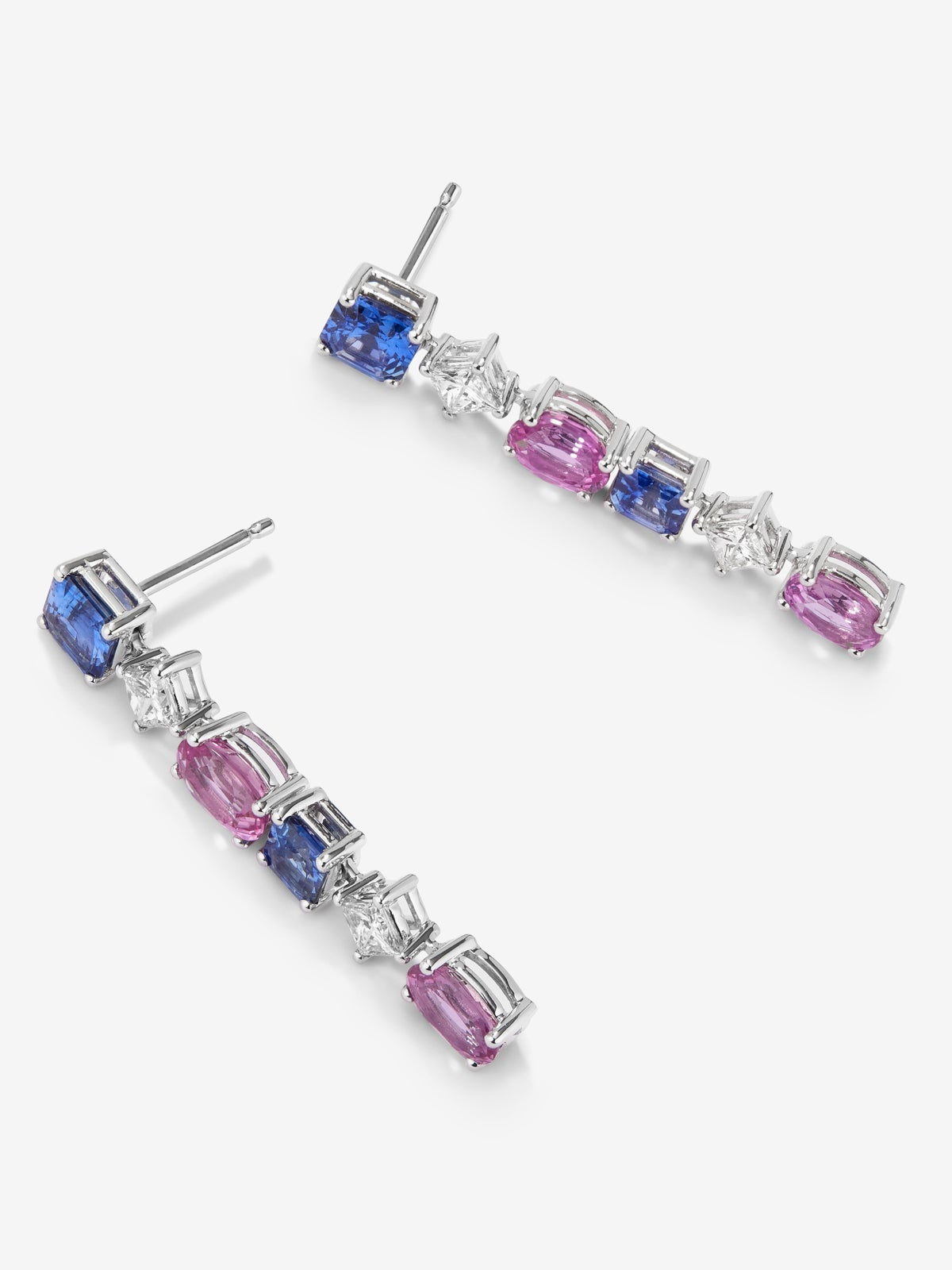 Pendientes de oro blanco de 18K con zafiros azules en talla octogonal de 2,19 cts, zafiros rosas en talla oval de 2,96 cts y diamantes blancos en talla princesa de 0,65 cts