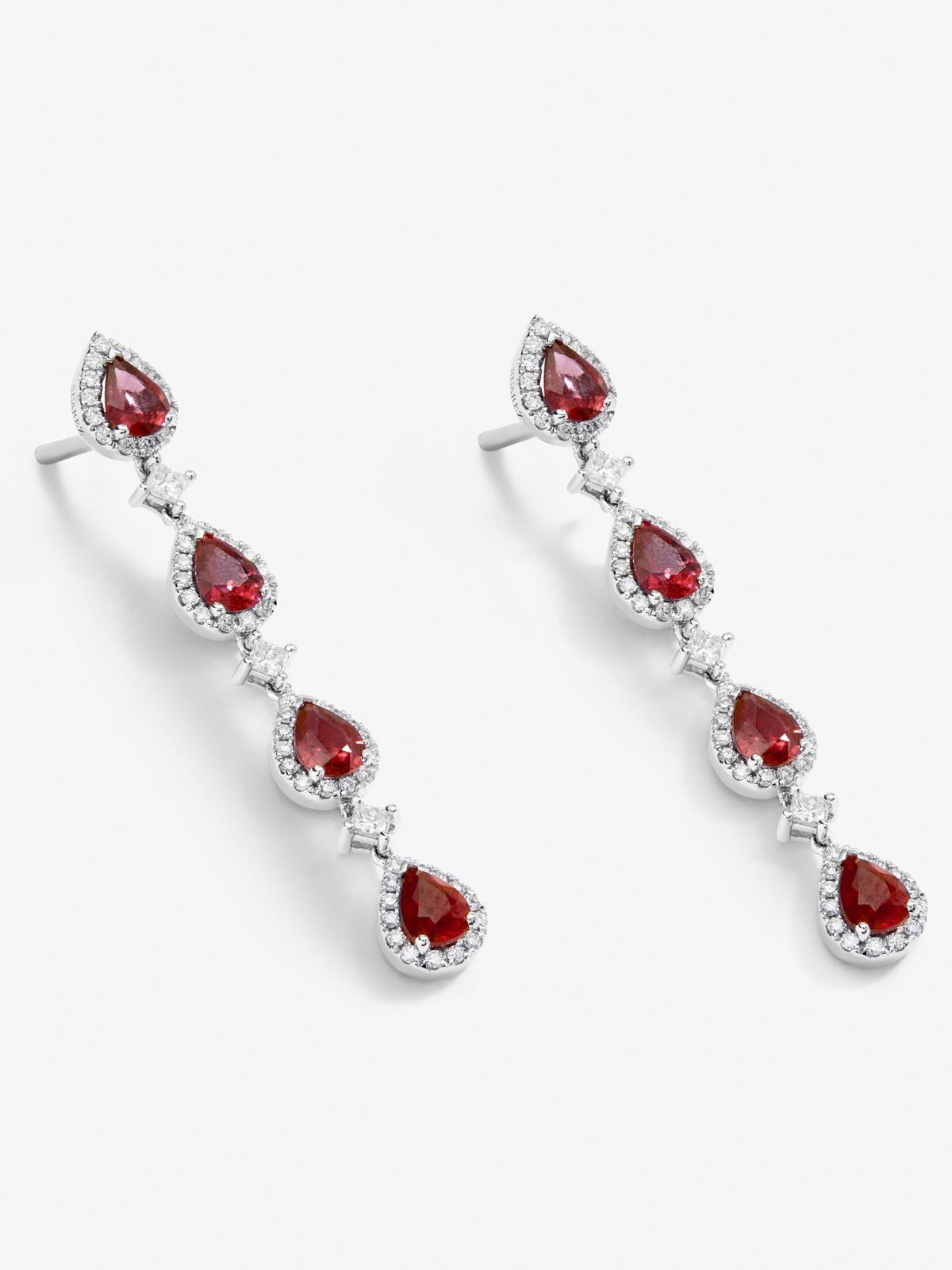 Pendientes de oro blanco de 18K con rubíes rojos en talla pera de 2,86 cts y diamantes blancos en talla brillante y princesa de 0,73 cts