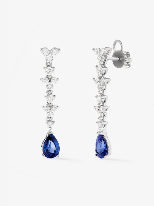 Pendientes de oro blanco de 18K con 2 zafiros azules en talla pera de 1,82 cts y 24 diamantes en talla brillante con un total de 0,86 cts