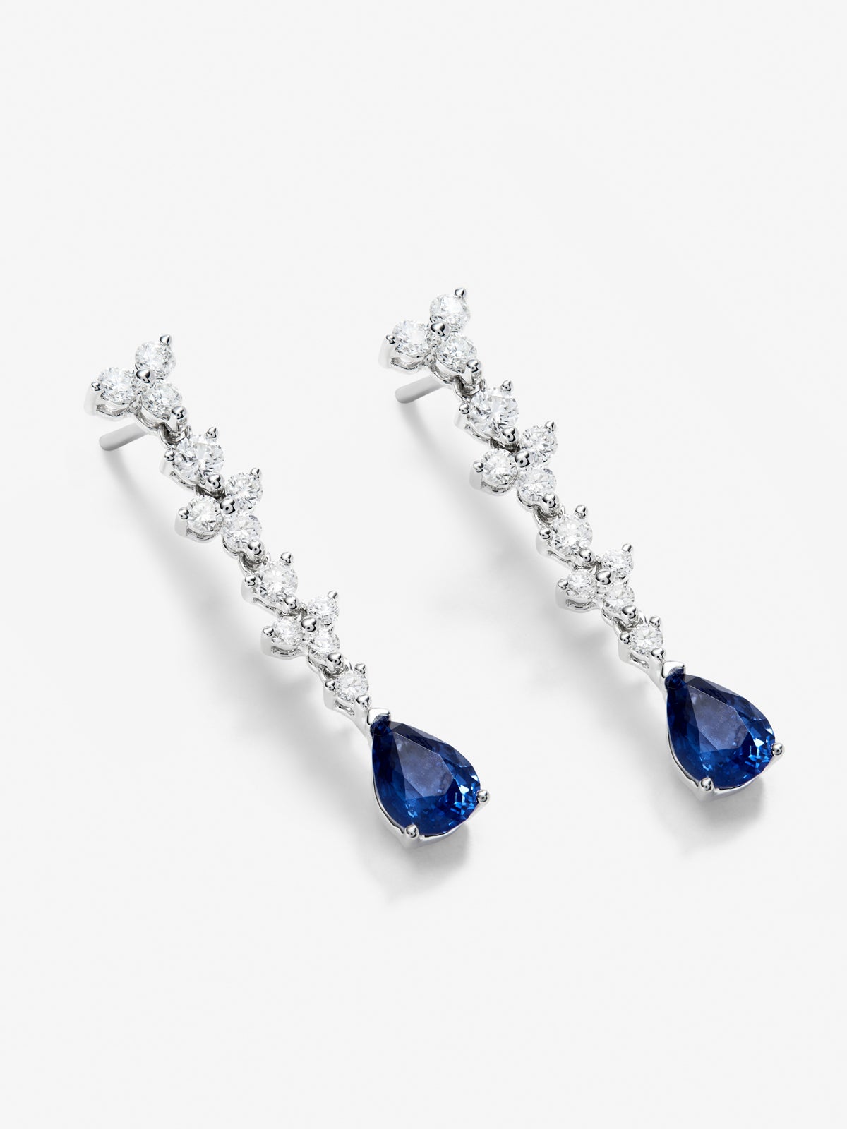Pendientes de oro blanco de 18K con 2 zafiros azules en talla pera de 1,82 cts y 24 diamantes en talla brillante con un total de 0,86 cts