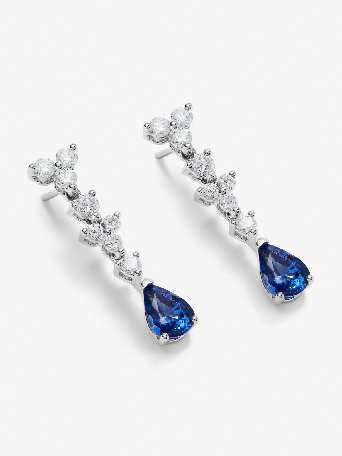 Pendientes de oro blanco de 18K con 2 zafiros azules en talla pera con un total de 1,68 cts y 16 diamantes en talla brillante con un total de 0,76 cts