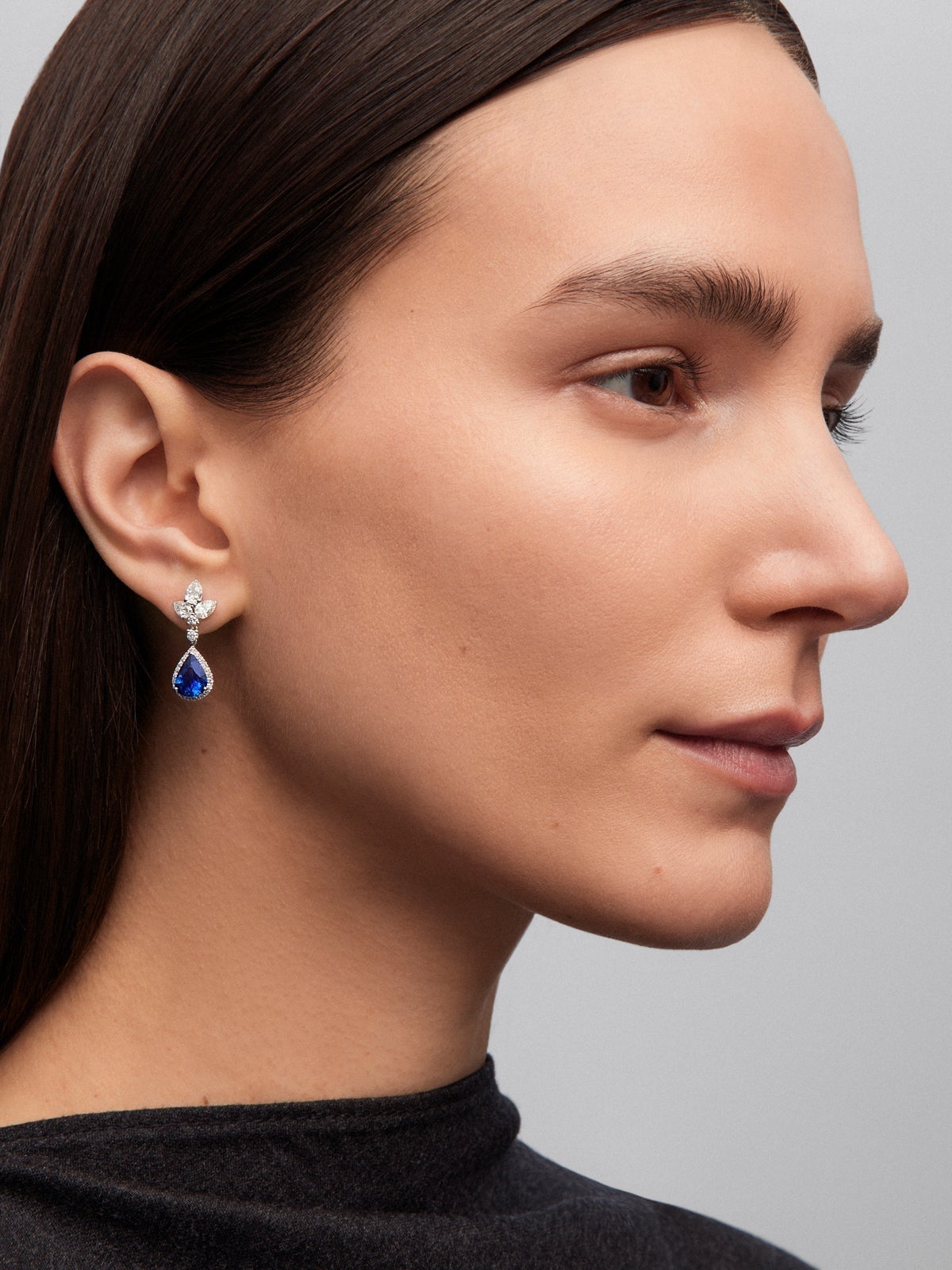 Pendientes de oro blanco de 18K con 2 zafiros azul royal en talla pera con un total de 3,35 cts y 52 diamantes en talla pera y brillante con un total de 1,71 cts