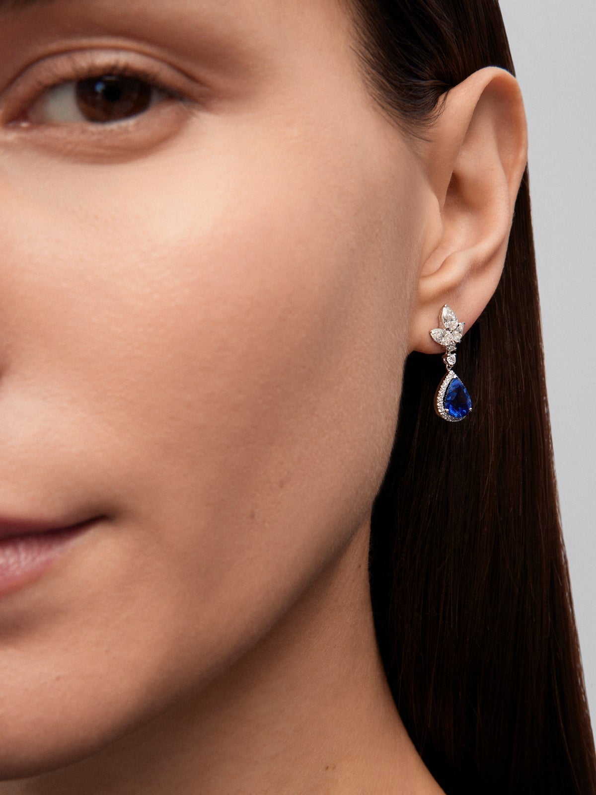 Pendientes de oro blanco de 18K con 2 zafiros azul royal en talla pera con un total de 3,35 cts y 52 diamantes en talla pera y brillante con un total de 1,71 cts