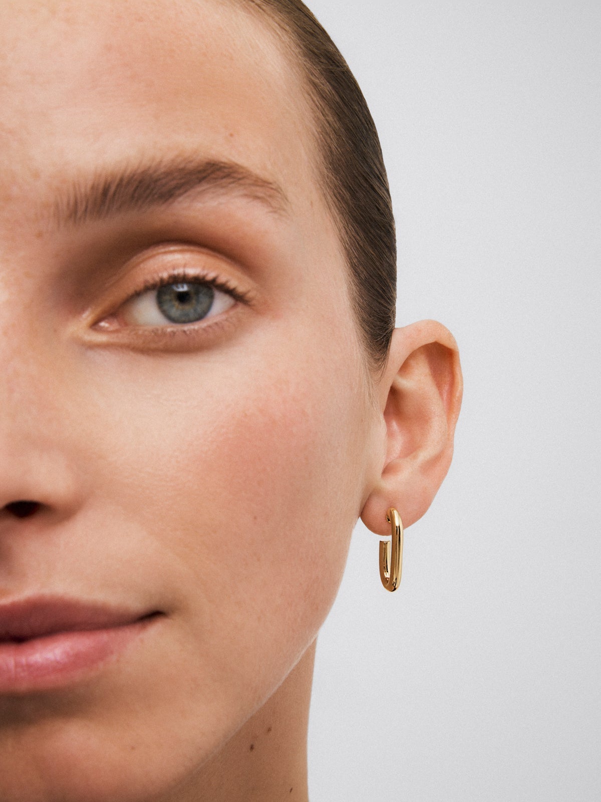 Pendientes cortos de eslabones forza de oro amarillo de 18K