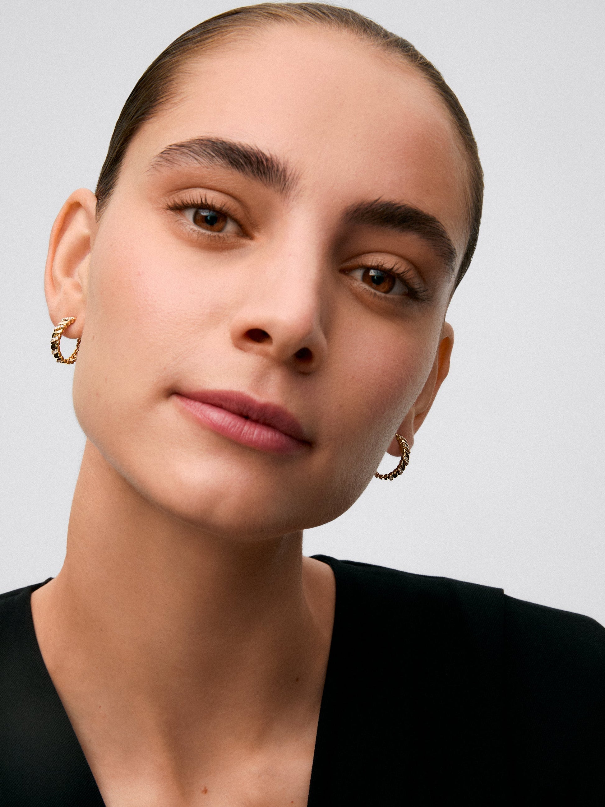 Pendientes de oro amarillo de 18K con diamantes blancos en talla brillante de 0,2 cts