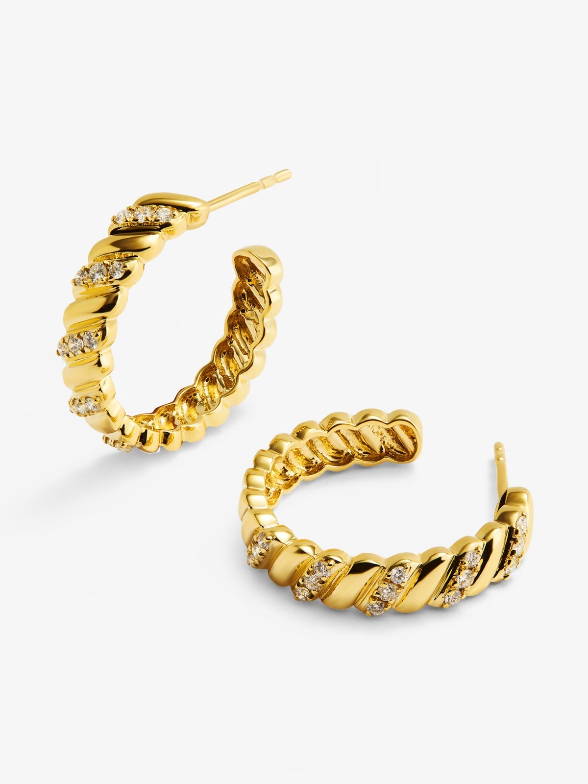 Pendientes de oro amarillo de 18K con diamantes blancos en talla brillante de 0,2 cts